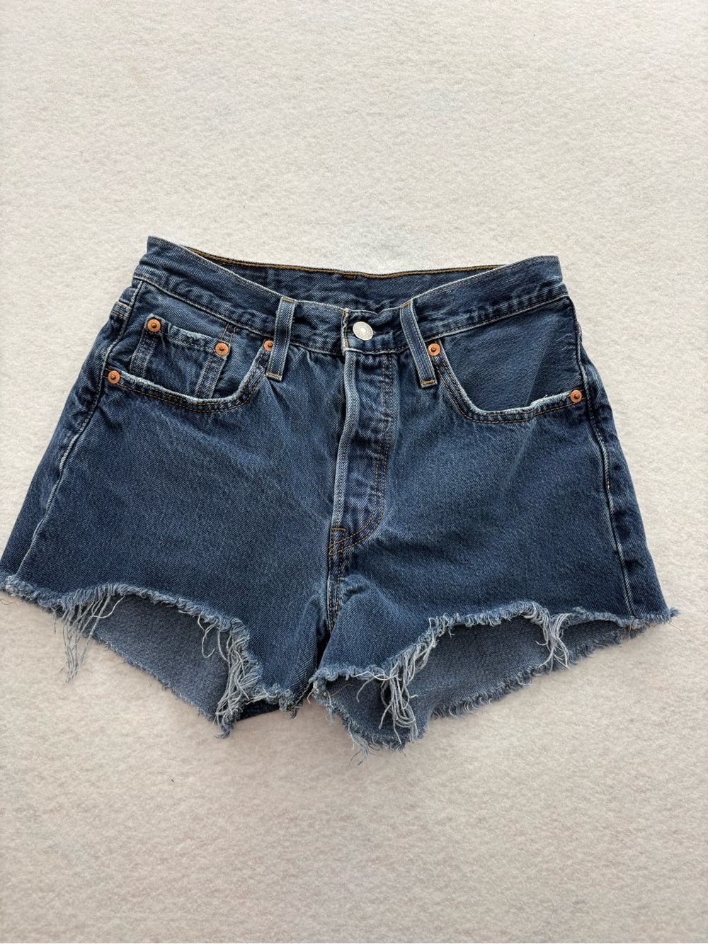 Women  501 Levi’s shorts. W25